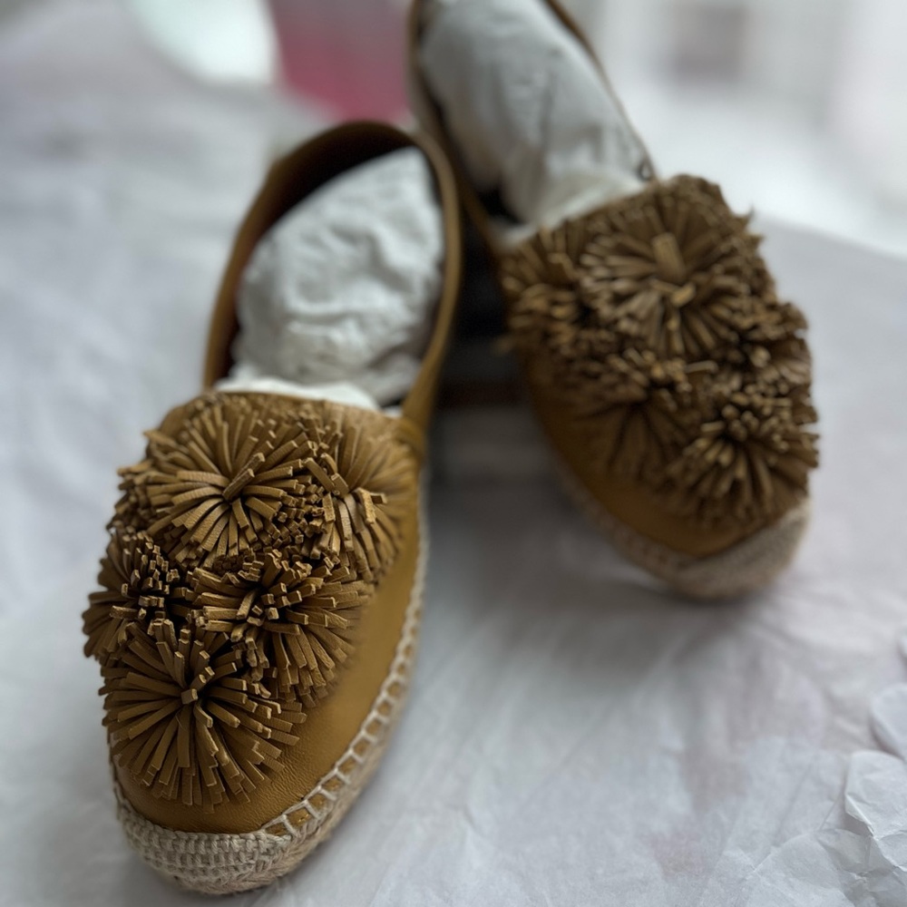 BNIB Chie Mihara Caramel Leather Espadrilles with Floral Burst on toe RESORT